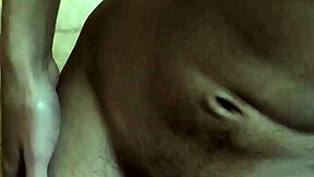 同志獨玩肚臍猛射高潮！