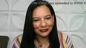 A mãe e o filho donzelo story unfolds