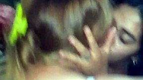 看妹子们亲吻后弯腰猛干玩乐