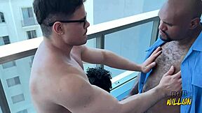 保安在紧急楼梯上抓到我们，想加入吗？