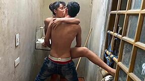 在家操继妹，她在看电影