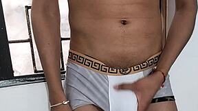 男人用未割包皮鸡巴在热场景中射精