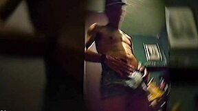 想现在抓这根粗大鸡巴尝尝？