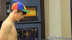 小鮮肉在教室互換口交後激烈肛交