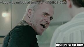 嘿，不负责任的继子，该严惩屁股了！