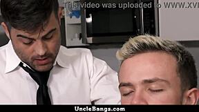 饥渴爸爸观看男孩在禁忌场景中对鸡巴流口水 - UncleBangs