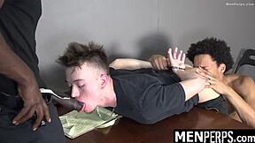 小偷男孩被抓进车库无套猛操