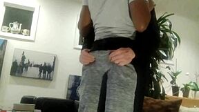 该死，打我的屁股，抚摸这多汁的黑鸡巴，爸爸！