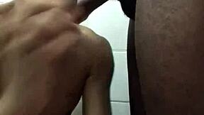 最佳的暴露癖，在火车站台浴室被口交 公共刺激