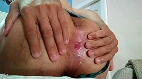 Policía de Ecuador, quer chupar meu pau no carro? Vamos foder esse cu apertado agora!