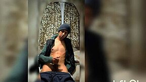 年轻的同性恋业余爱好者疯狂自慰在镜头前