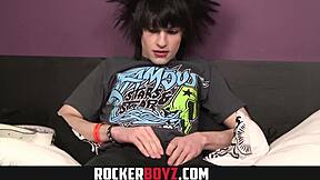 Rocker Boyz emo twink with crazy hair wanks his dick hard! 😜
