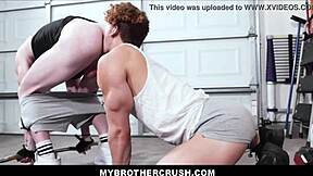 小伙Felix Fox在锻炼中被肌肉猛男继兄钻入