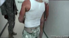 浪漫的军人家伙们穿着制服在户外猛烈操