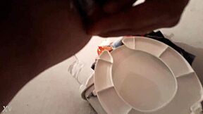 人妖妓女接受肛门猛击和生精液