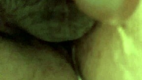 人妖妓女接受肛门猛击和生精液