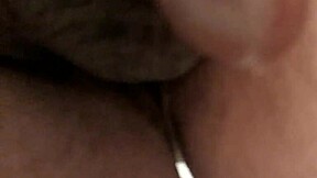 人妖妓女接受肛门猛击和生精液