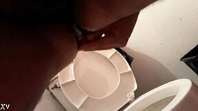 人妖妓女接受肛门猛击和生精液