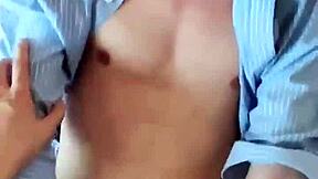 帅气亚洲同志情侣裸露原始后入式动作？