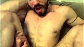 在狭窄卧室后入式无套干我的巴西哥们