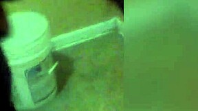 吞下陌生人鸡巴的热自制口交