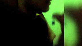 吞下陌生人鸡巴的热自制口交