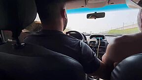 肌肉亚洲男在公共冲突中主导