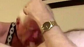 嘿，想看这个老截肢爷爷被随机搭讪者使用吗？