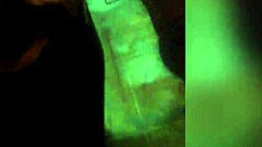 吞下陌生人鸡巴的热自制口交