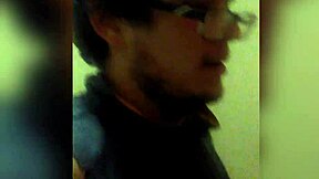 吞下陌生人鸡巴的热自制口交