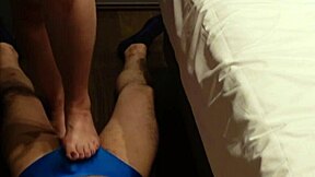 100kg胖妞脚踩鸡巴蛋蛋羞辱射精