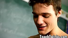 克里斯·佩雷斯和亚当·斯科特在教室里猛干