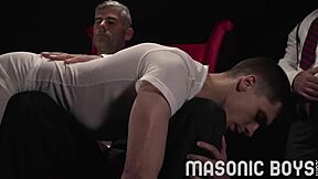 伙计，我好困惑…在共济会男孩被老爹们打屁股和挤奶！