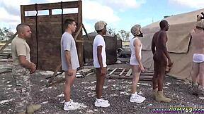 直男大声呻吟！户外军装同志口交！