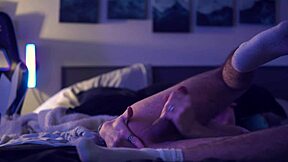 双性恋小 twink 手指紧屁股直到射精，想看吗？