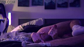 双性恋小 twink 手指紧屁股直到射精，想看吗？