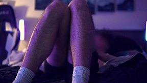 双性恋小 twink 手指紧屁股直到射精，想看吗？