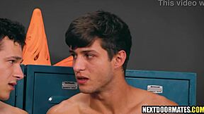 热辣家伙在更衣室享受教练的大黑鸡巴