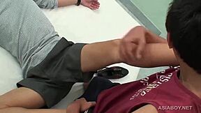 亚洲小伙net和sim在无套肛交中感受强烈激情，脚部恋物吸吮