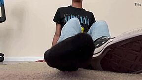 hey, check out this kinky gay boy worshipping feet and toes 😏👣