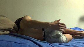 putito acostado en la cama, listo para un anal casero sexy 😏