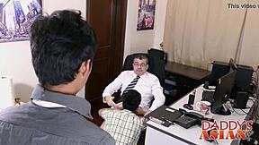 巨屌老爹三人行狠操Gilbert和Andrew