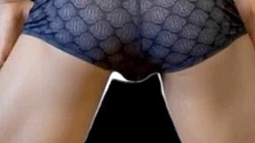 热辣 twink 紧身短裤拉伸凳子上秀肌肉