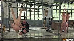 霸道爹地巨屌折磨绑金发嫩仔1