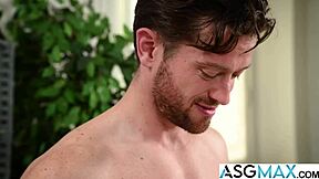 Johnny巨屌毁性感室友激情猛干