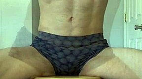 AI嫩仔紧身短裤拉伸凳子上热辣身材预告