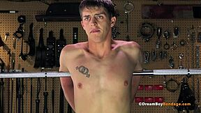 绑缚健儿鞭打后大屌手撸射精束缚高潮